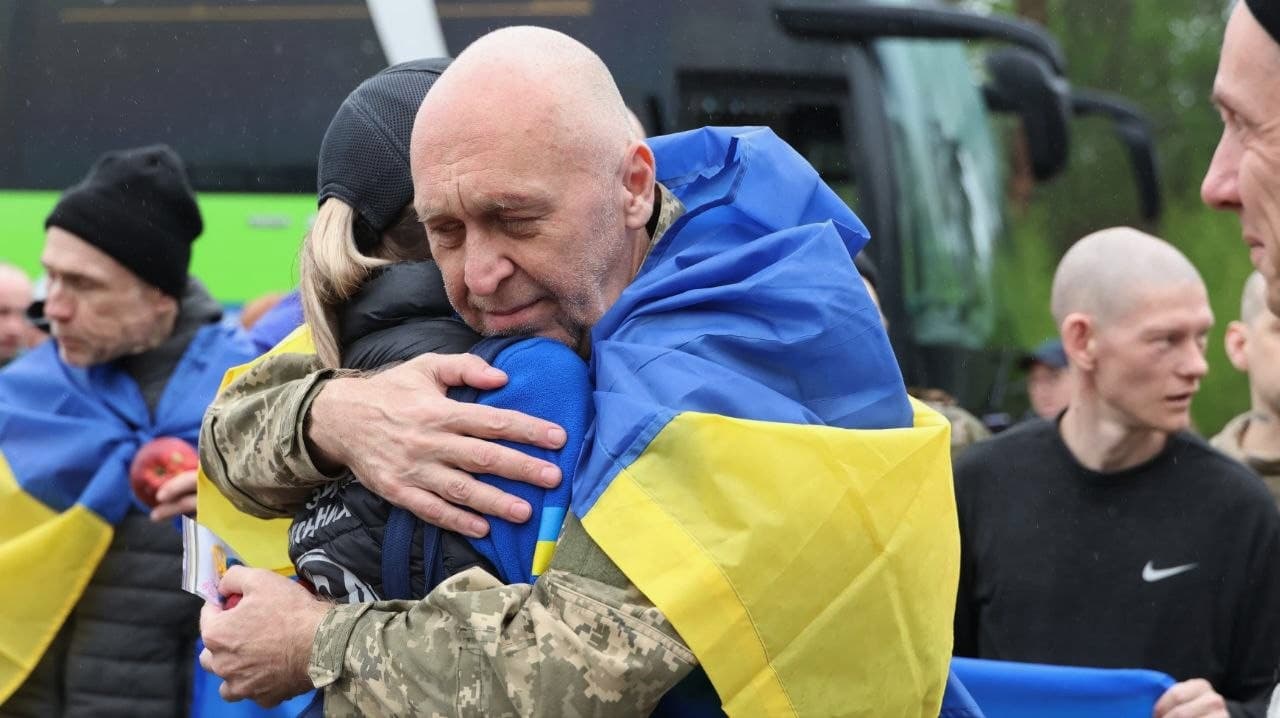 En tidigare ukrainsk krigsfånge kramar en kvinna efter att ha släppts från rysk fångenskap på fredagen. Foto: CHTPW/AP/TT