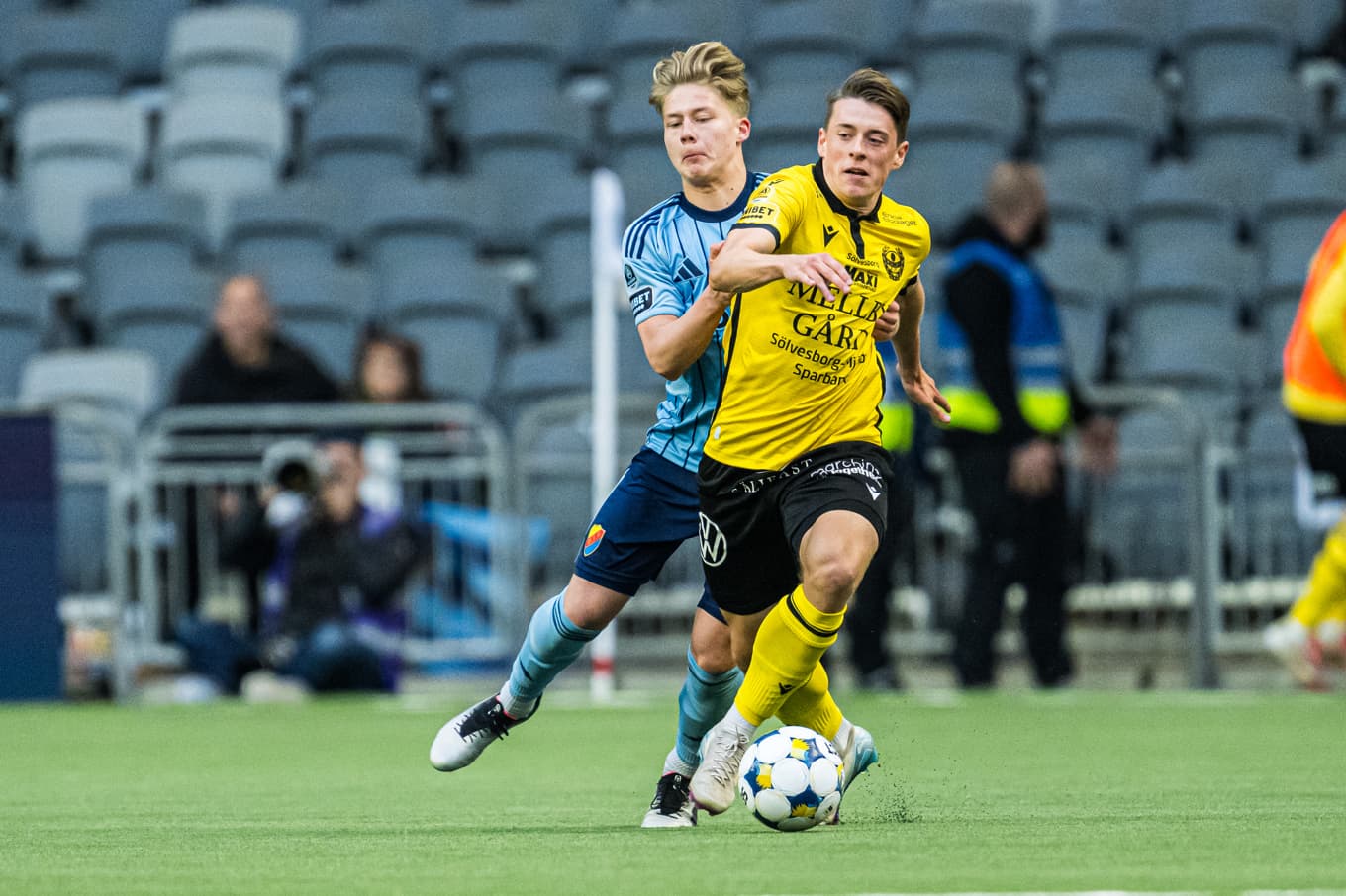 Mjällbys Elliot Stroud under en kamp med Djurgårdens Matias Siltanen förra säsongen. Foto: Magnus Lejhall/TT