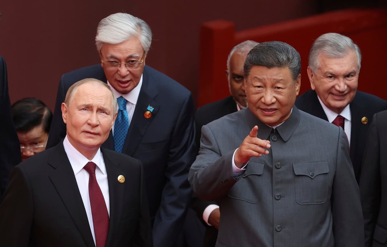 Rysslands president Vladimir Putin och hans kinesiske kollega Xi Jinping, fotograferade vid en militärparad i Peking i höstas. Emellan dem syn den kazakiske presidenten Kasym-Zjomart Tokajev och längst till höger Uzbekistans president Sjavkat Mirzijojev. Foto: Alexander Kazakov/AP/TT