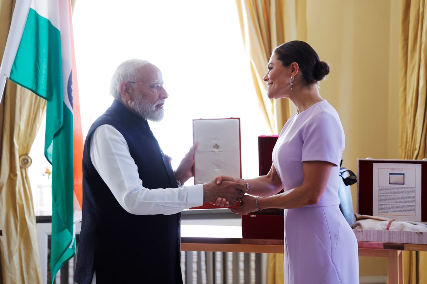 Kronprinsessan Victoria lämnar över Nordstjärneorden till Indiens premiärminister Narendra Modi i landshövdingens residens i Göteborg. Foto: Adam Ihse/TT