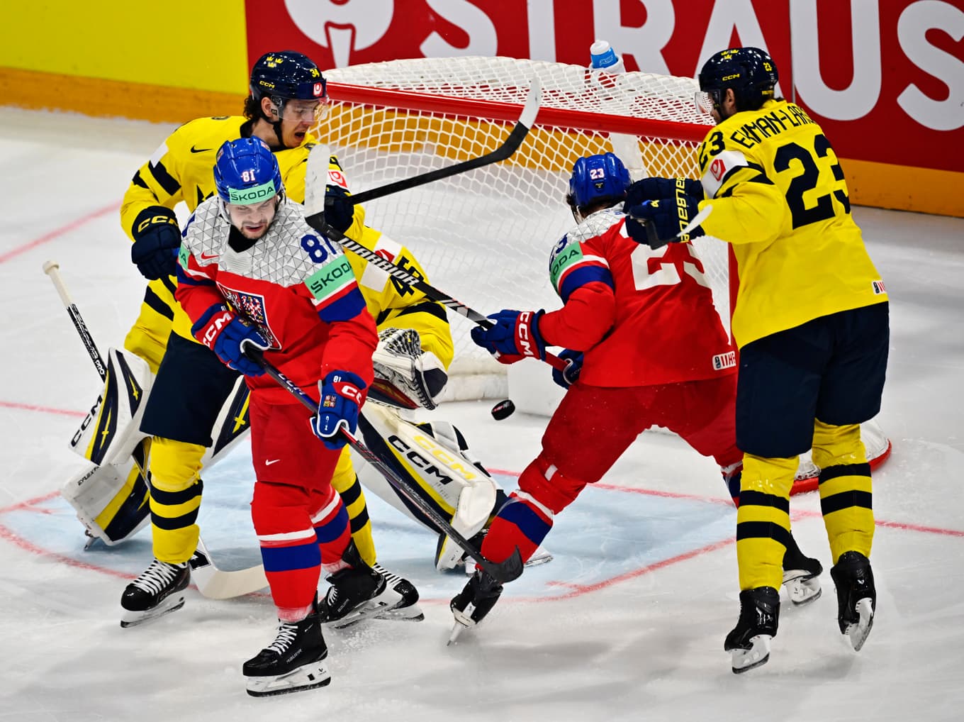 Tjeckiens Matej Blumel gör 1–0 på Sverige i VM. Foto: Anders Wiklund/TT