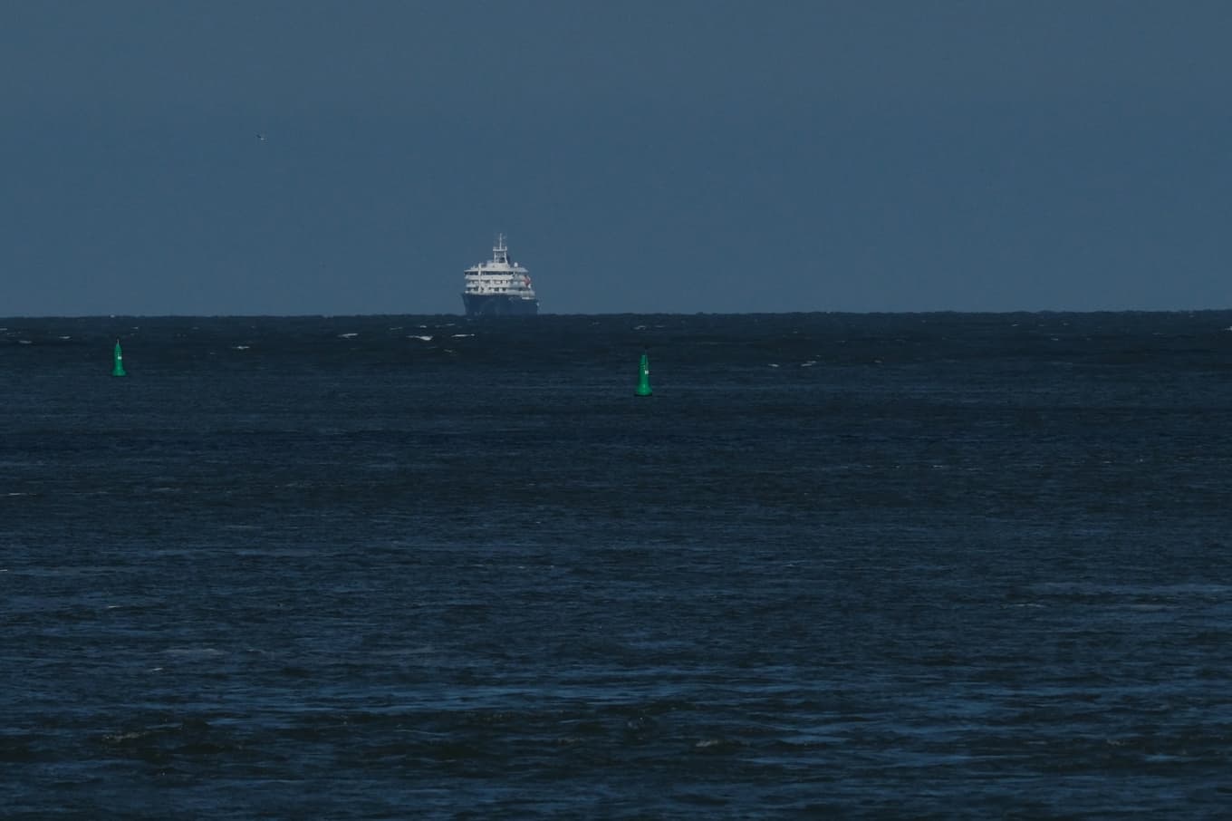 Kryssningsfartyget Hondius när det närmade sig hamnen i Rotterdam under måndagsmorgonen. Foto: Patrick Post/AP/TT
