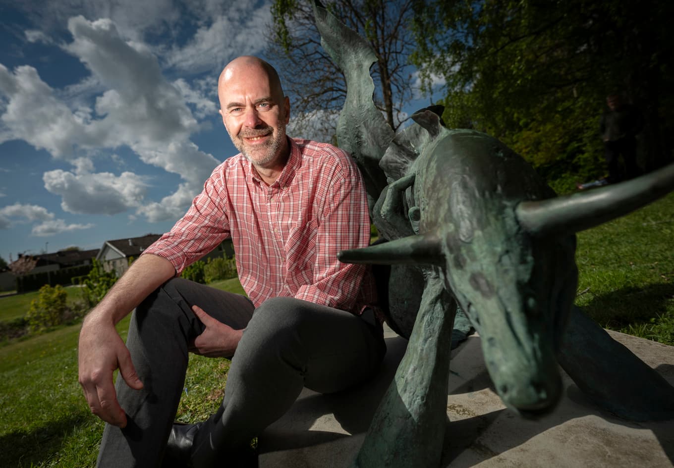 Författaren Patrik Svensson tillsammans med en staty av Piratens hornål. Foto: Johan Nilsson / TT
