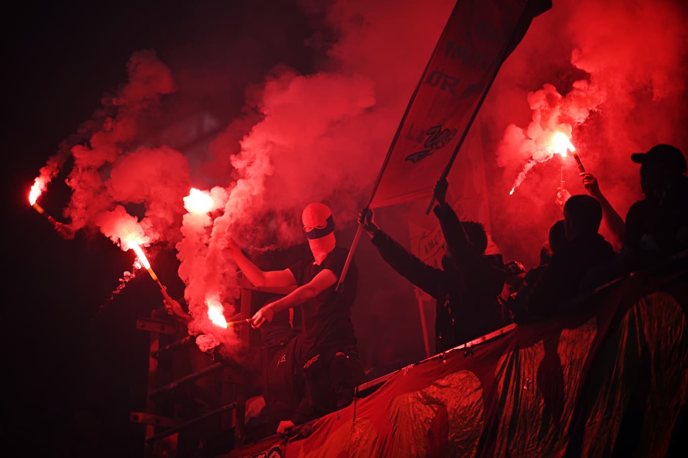 Örgryte-supportrar med pyroteknik på läktarna efter att måndagens fotbollsmatch mot IFK Göteborg på Gamla Ullevi avbrutits. Foto: Hanna Brunlöf/TT