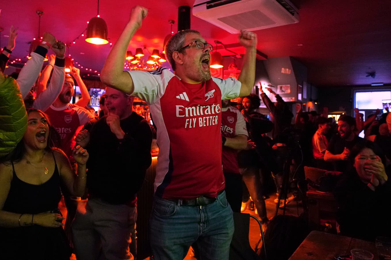 Arsenal-fans firar under kvällen när den efterlängtade titeln säkrades. Foto: Alberto Pezzali  /AP/TT