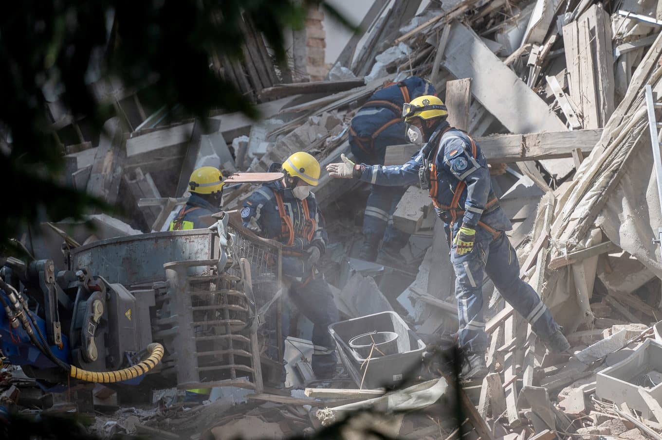 Räddningsarbetet pågick på tisdagen i det raserade bostadshuset i Görlitz, som ligger i östra Tyskland vid gränsen till Polen. Foto: Paul Glaser  /AP/TT