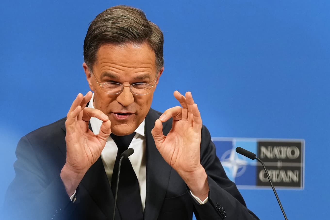 Natos generalsekreterare Mark Rutte håller presskonferens i Bryssel inför veckans utrikesministermöte i Helsingborg. Foto: Virginia Mayo/AP/TT