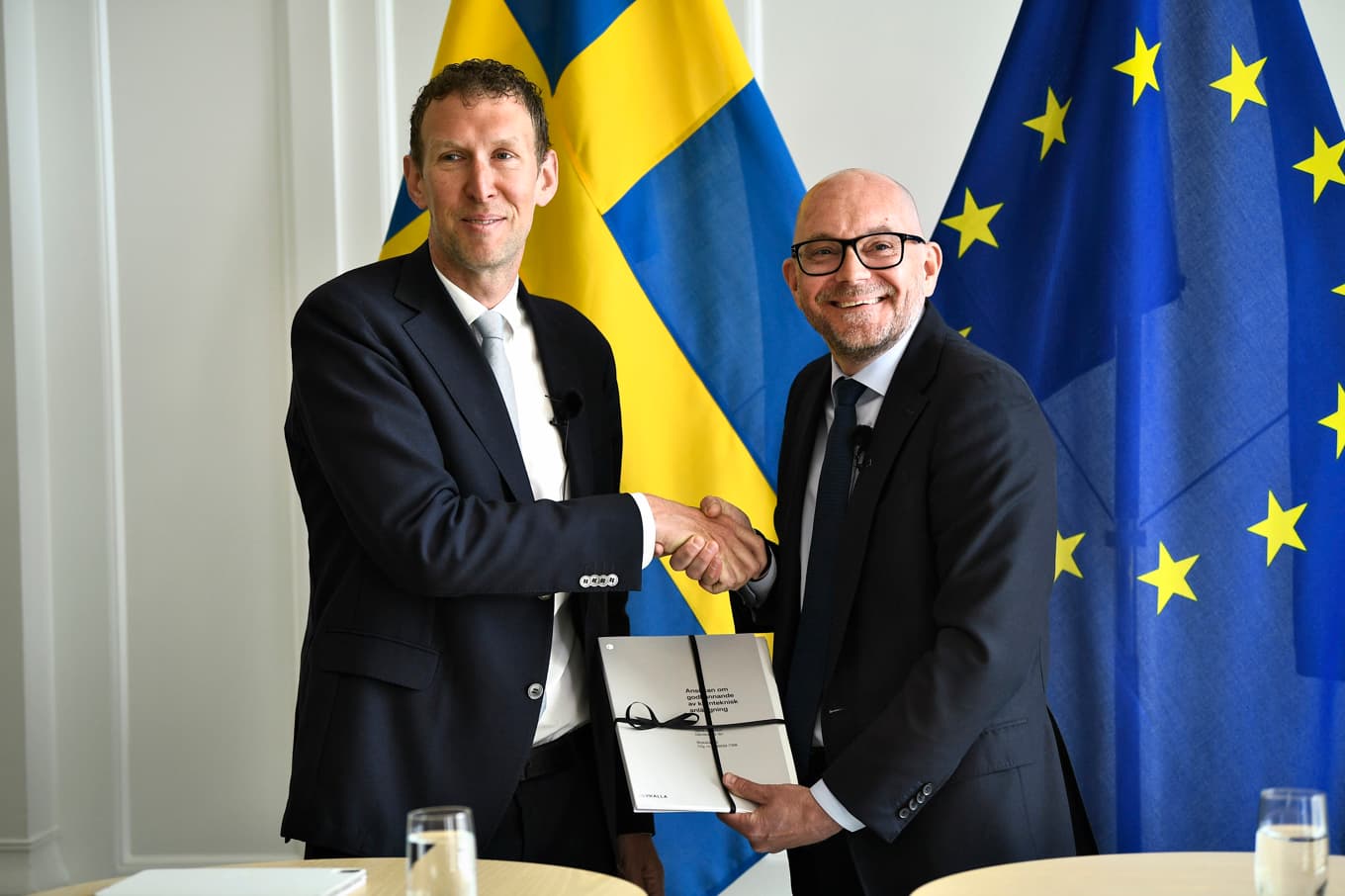 Vd:n för Blykalla Jacob Stedman (till vänster) lämnar över ansökan om en kärnkraftsanläggning norr om Gävle till vikarierande klimat- och miljöminister Johan Britz (L) Foto: Lars Schröder/TT