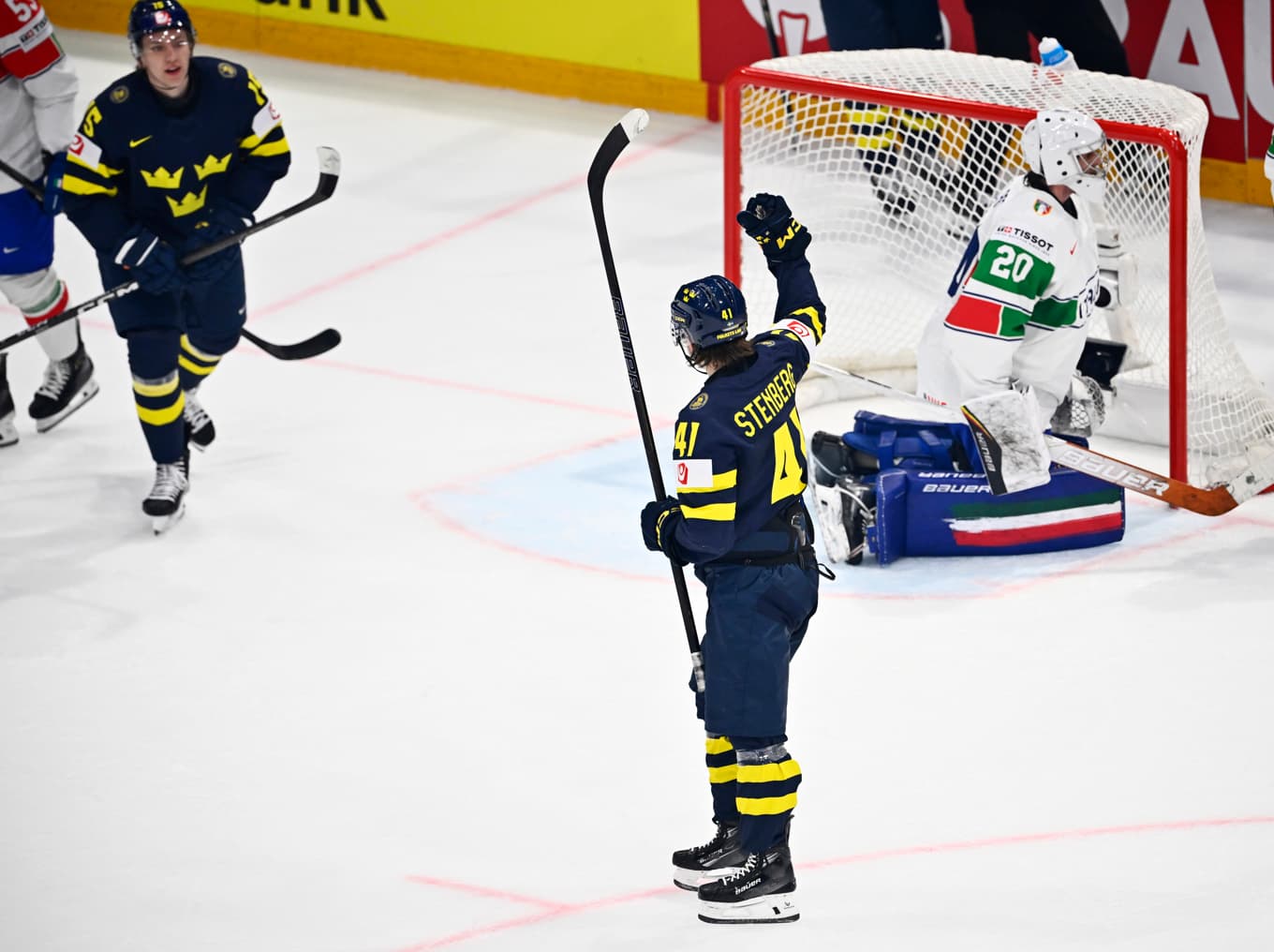 18-årige Ivar Stenberg firar sitt första mål i Tre Kronor-tröjan. Foto: Anders Wiklund/TT