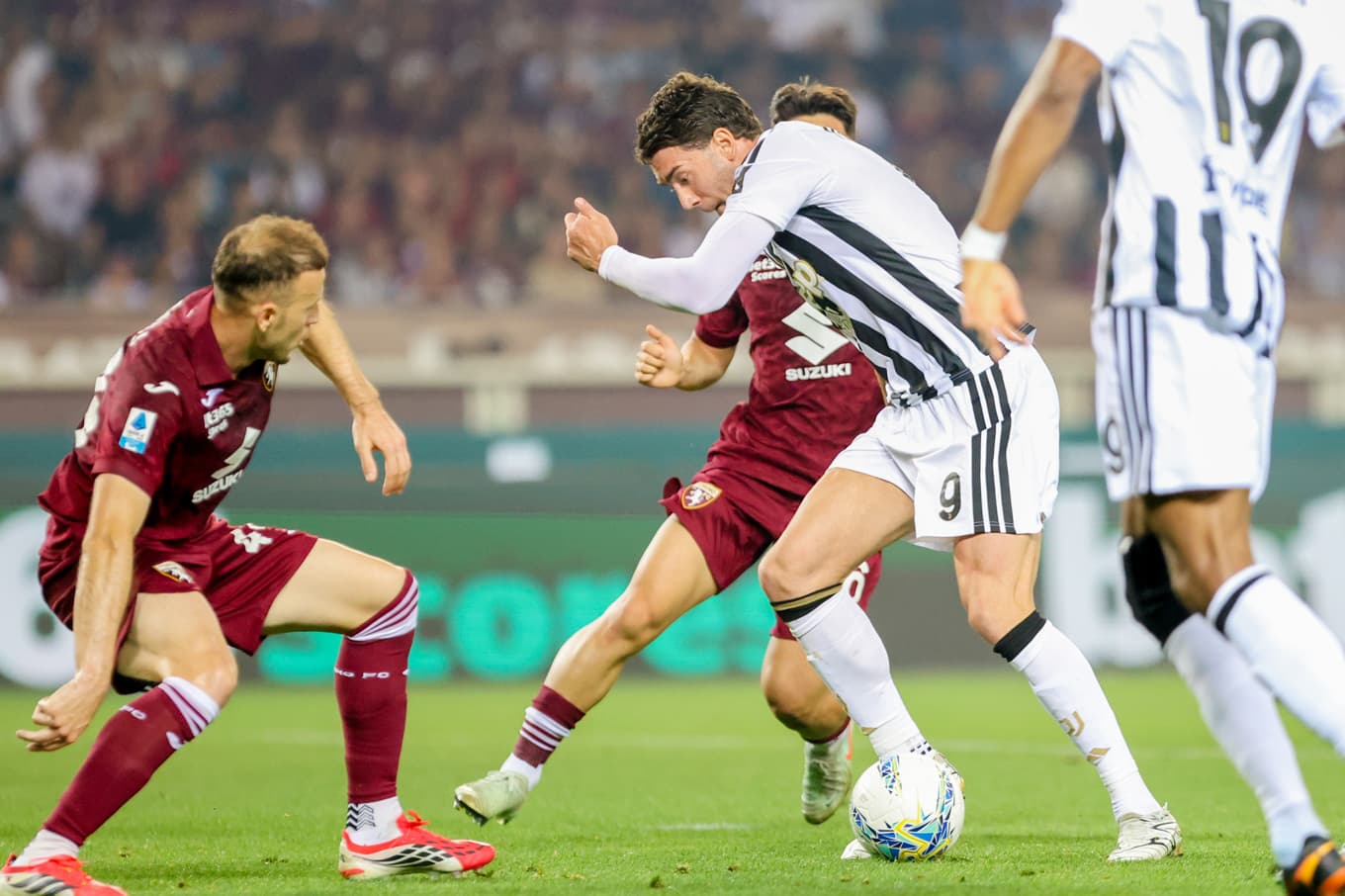 Derbyt mellan Torino och Juventus skakades av oroligheter mellan supportrar före matchen. När matchen väl kunde spelas gjorde Dusan Vlahovic (nummer 9) Juventus båda mål, det slutade 2–2. Foto: Tano Pecoraro/AP/TT