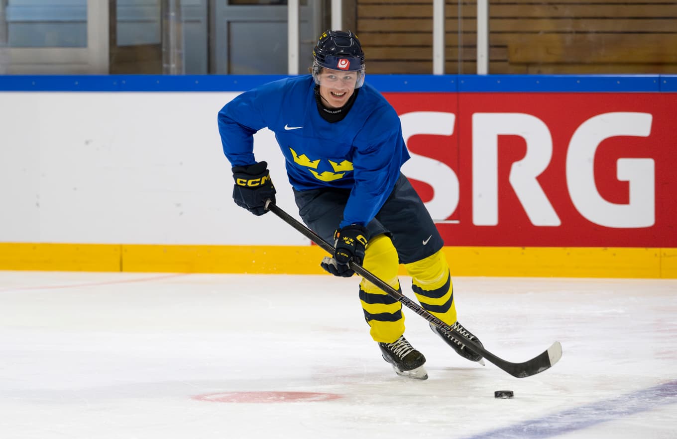 Jättelöftet Ivar Stenberg, 18, under Tre Kronors träning på måndagen. I eftermiddag väntar en ödesmatch mot Slovakien i VM i kampen om en kvartsfinalplats. Foto: Anders Wiklund/TT