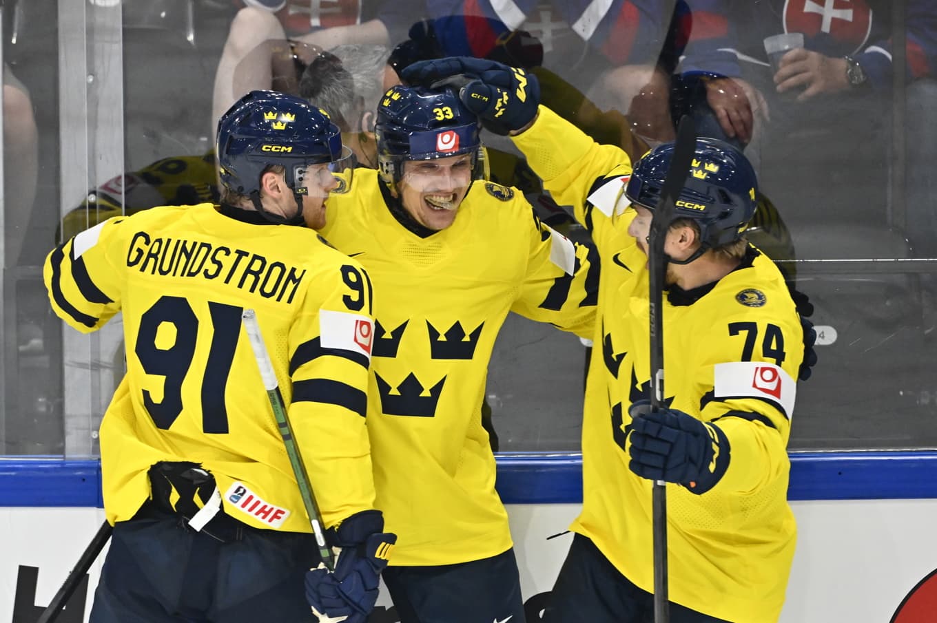 Jakob Silfverberg jublar med Carl Grundström och Rasmus Asplund efter 2–1 mot Slovakien i VM. Foto: Anders Wiklund/TT