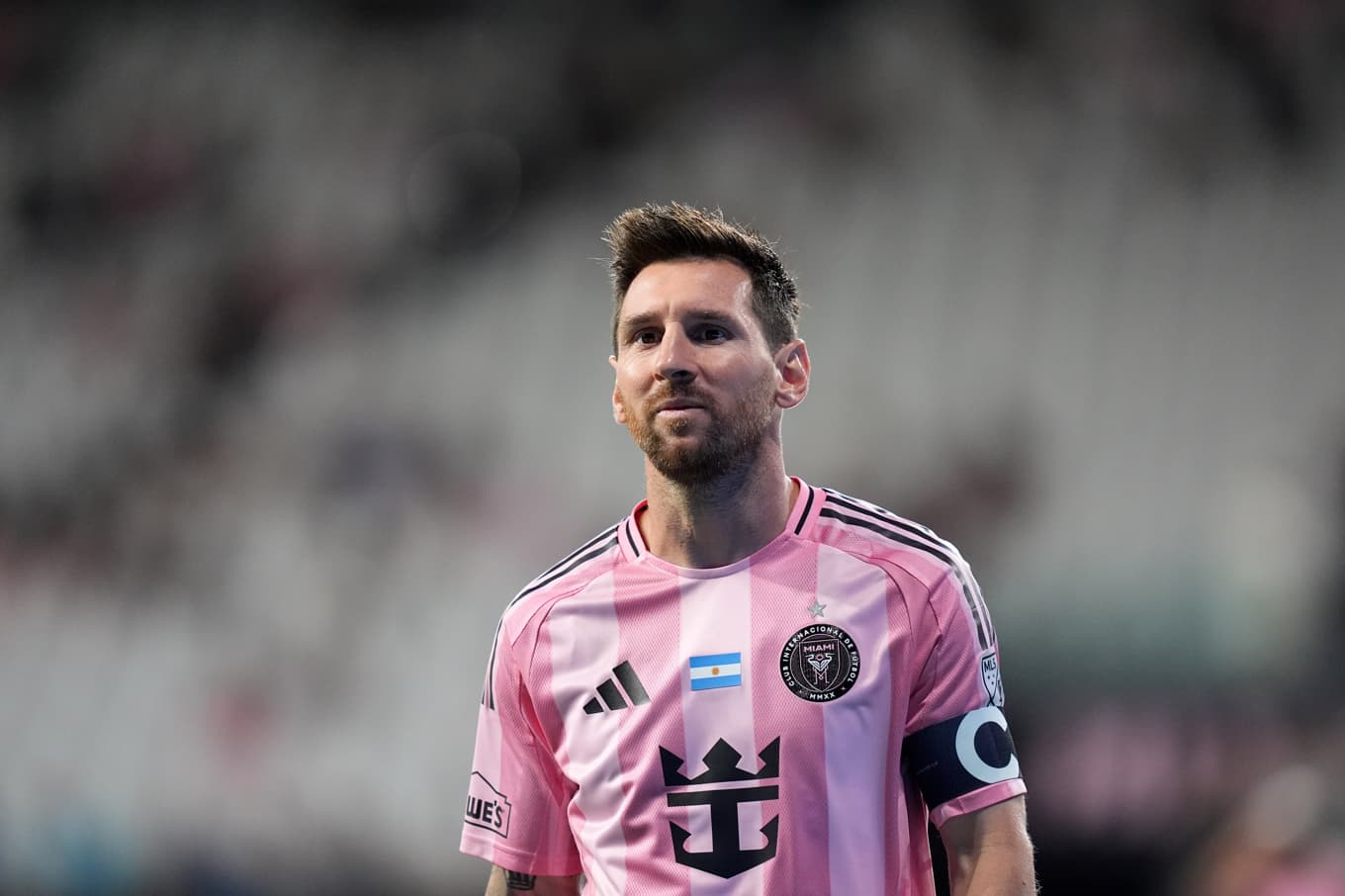 Lionel Messi går en kamp mot klockan inför VM. Bild från matchen mot Philadelphia. Foto: Rebecca Blackwell/AP/TT