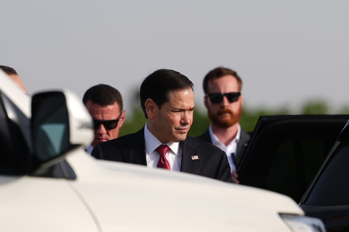 Marco Rubio, mitten, har pratat med Sergej Lavrov. Foto: Julia Demaree Nikhinson/AP/TT