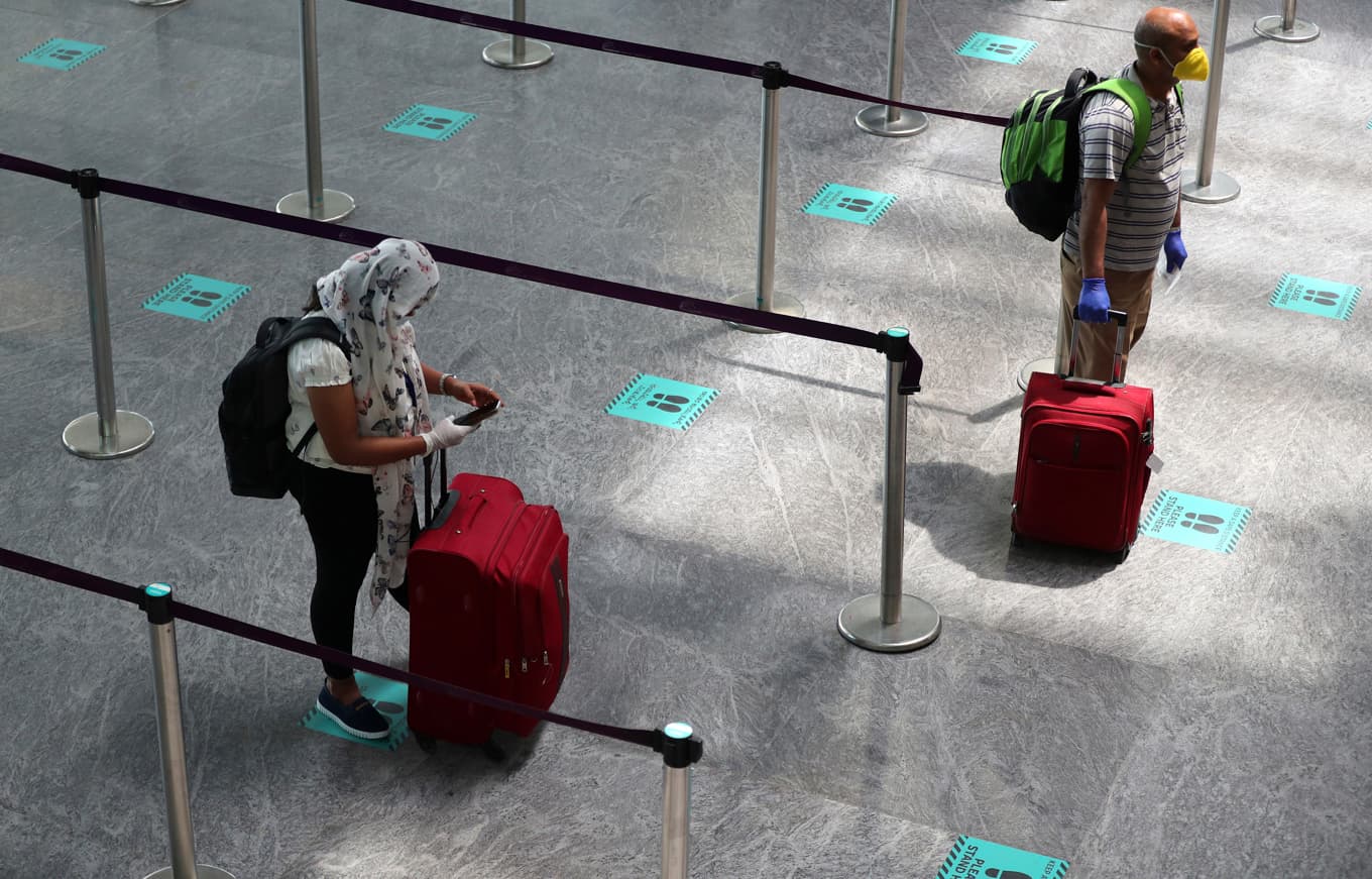 Resenärer på flygplatsen Kempegowda i indiska Bangalore (Bengaluru) i samband med covidpandemin 2020. Foto: Aijaz Rahi/AP/TT