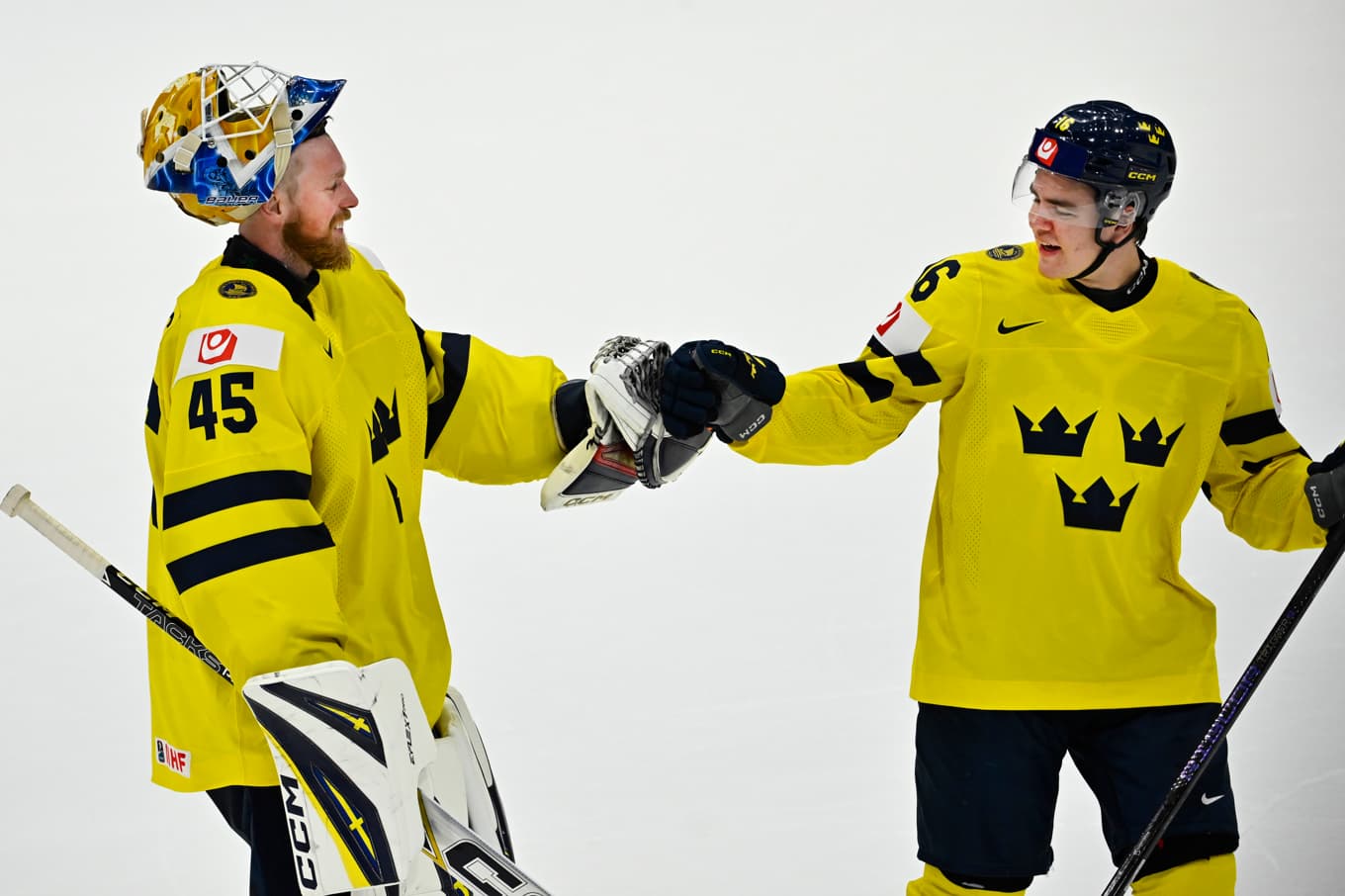 Sveriges målvakt Magnus Hellberg och forwarden Anton Frondell firar tisdagens seger mot Slovakien när Tre Kronor säkrade en VM-kvartsfinalplats. Foto: Anders Wiklund/TT