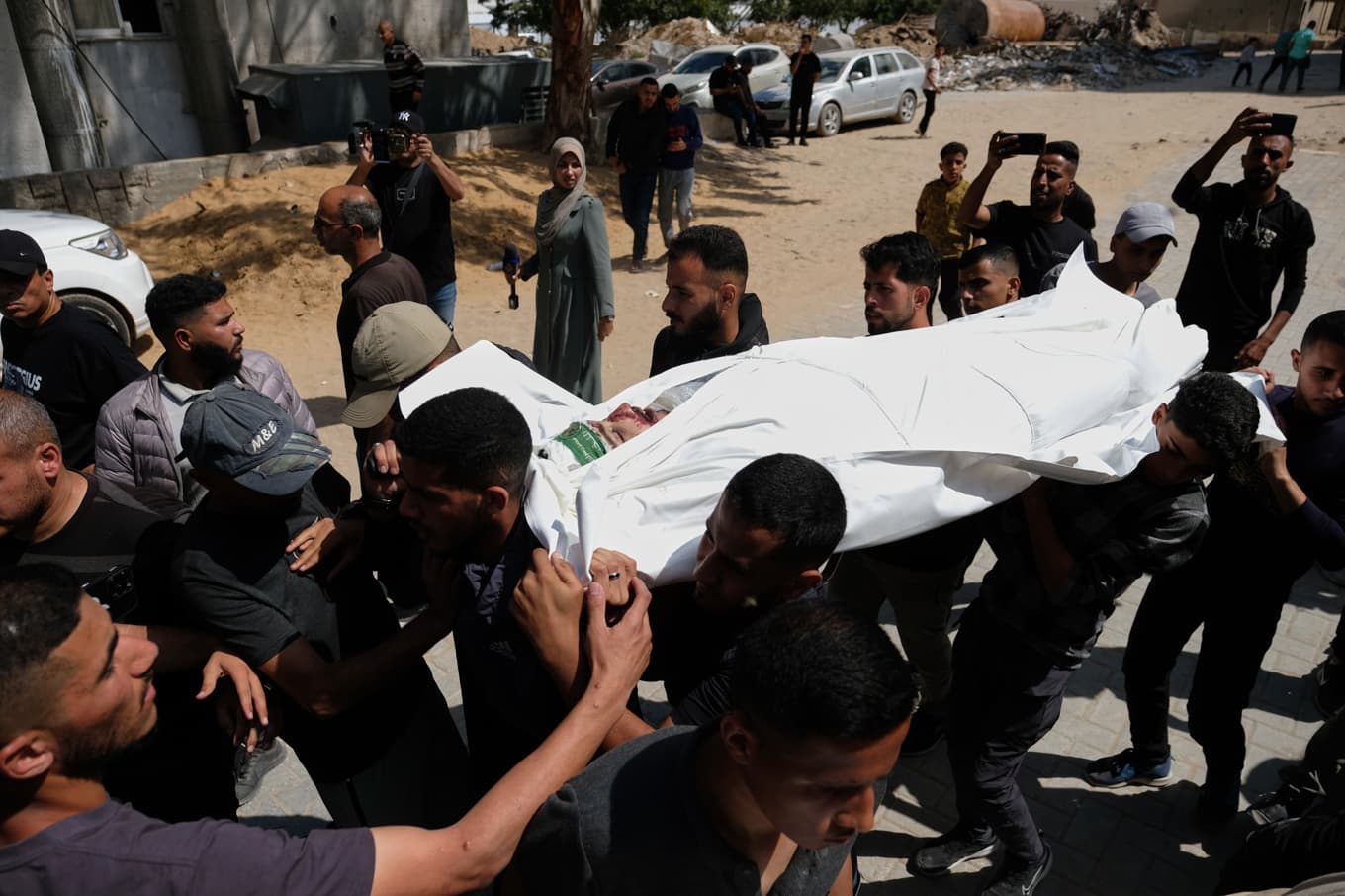 Sörjande vid begravningen av Hamas militäre ledare Mohammed Odeh (Mohammad Ouda) på onsdagen. Foto: Jehad Alshrafi/AP/TT