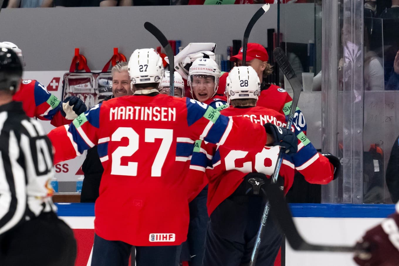 Norge firar Tinus Koblars 1–0-mål mot Lettland i hockey-VM. Foto: Anthony Anex/AP/TT