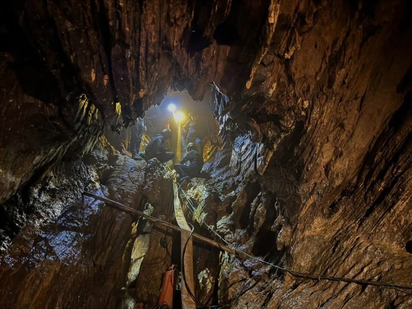 Räddningsarbetare i grottan där sju personer blivit fast i Laos. Bilden är på räddningsmanskap som tar sig ned i grottan på fredagen. Foto: Metta Tham Rescue Kalasin via AP/TT
