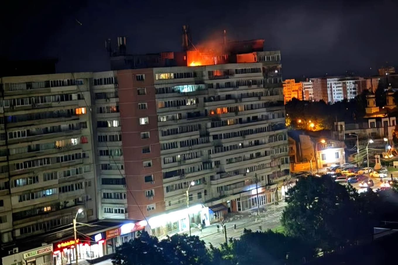 Ett foto från rumänska myndigheter som visar elden högst upp i bostadshuset efter drönarnedslaget. Foto: ISU via AP/TT