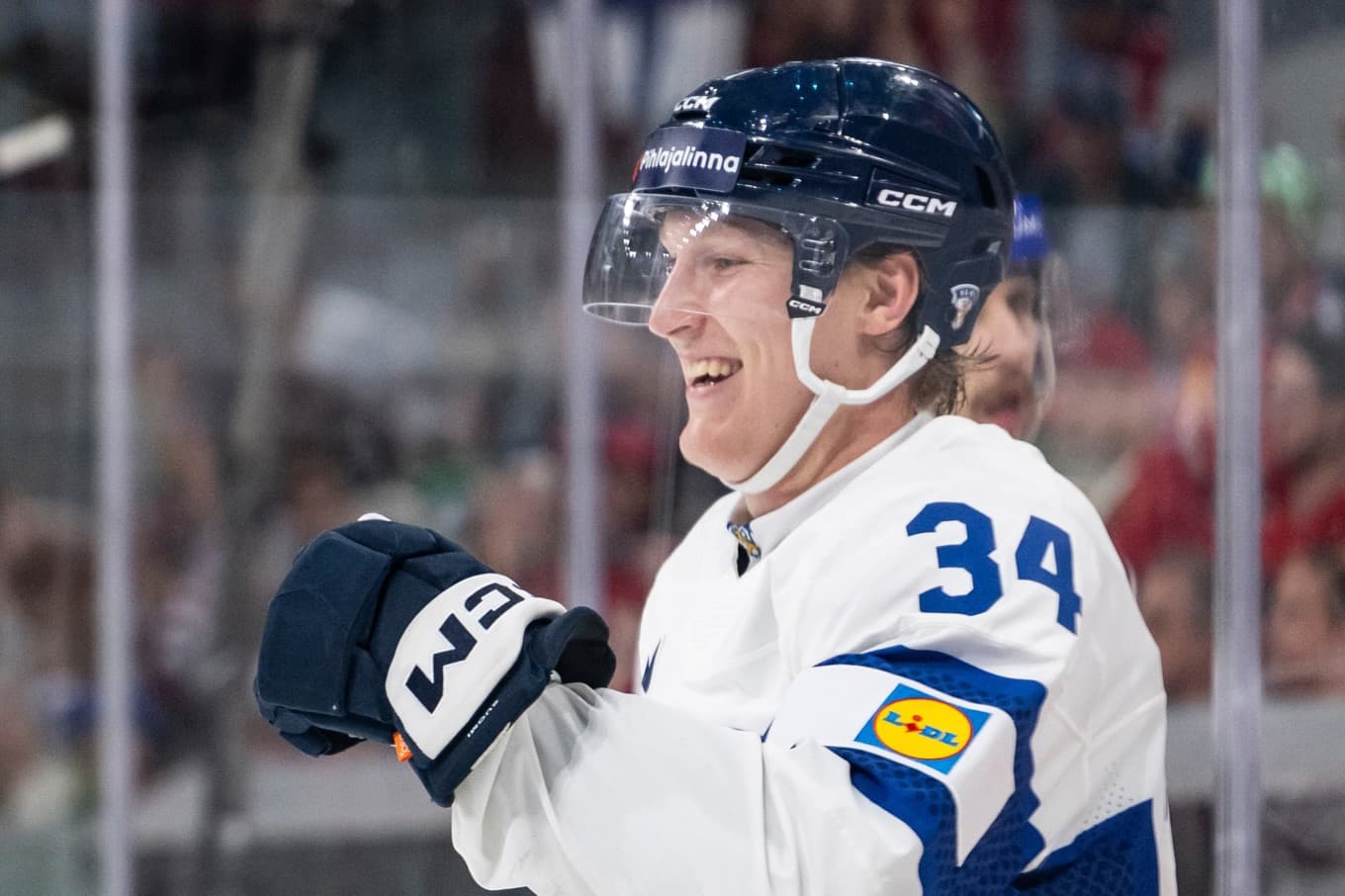 Finlands Aatu Räty jublar efter sitt mål mot Kanada. Foto: Alessandro della Valle/AP/TT