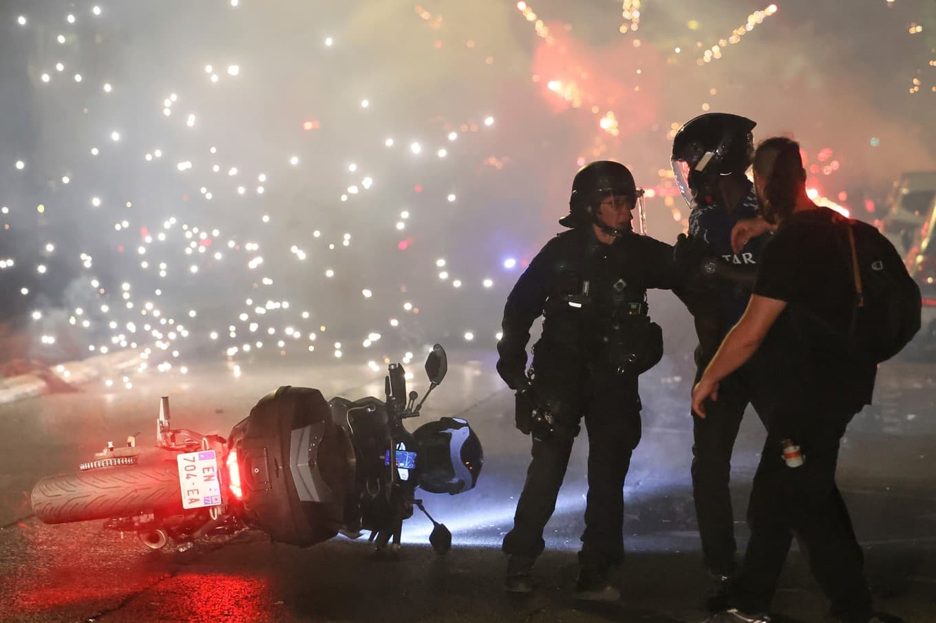 Polis försöker skingra supportrar efter att firandet urartat i Paris. Foto: Thomas Padilla/AP/TT