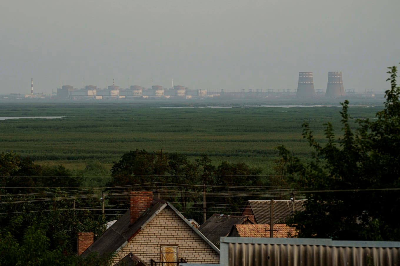 Kärnkraftverket i Zaporizjzja syns på avstånd på en bild från 2024. Foto: Evgeniy Maloletka/AP/TT