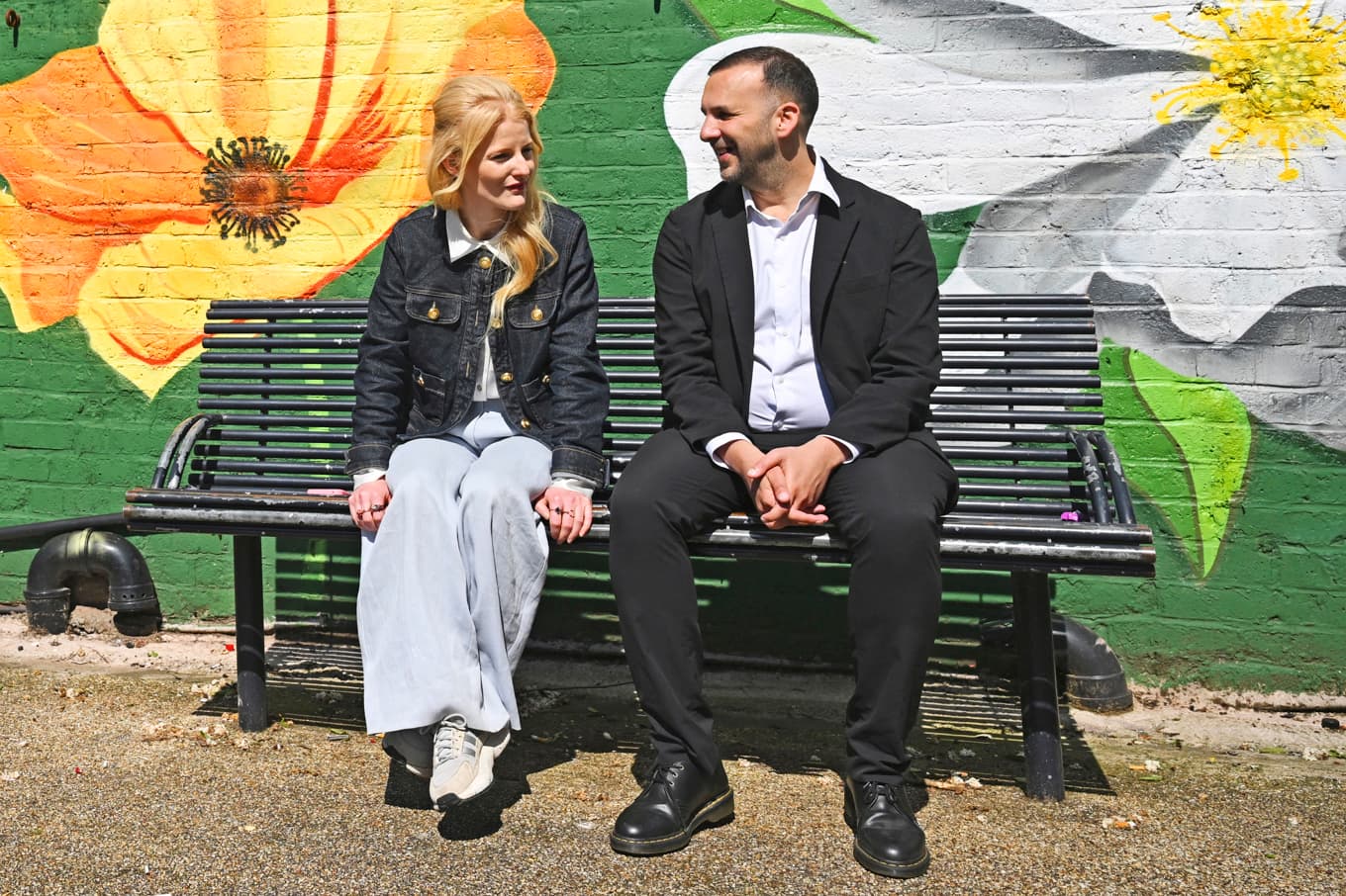 Zack Polanski, ledare för the Green Party tillsammans med Hannah Spencer, som vann fyllnadsvalet i Gorton och Denton som röstat Labour ända sedan 1930. Nu blir Hannah Spencer valkretsens representant i underhuset. Foto: Anthony Devlin/Getty Images