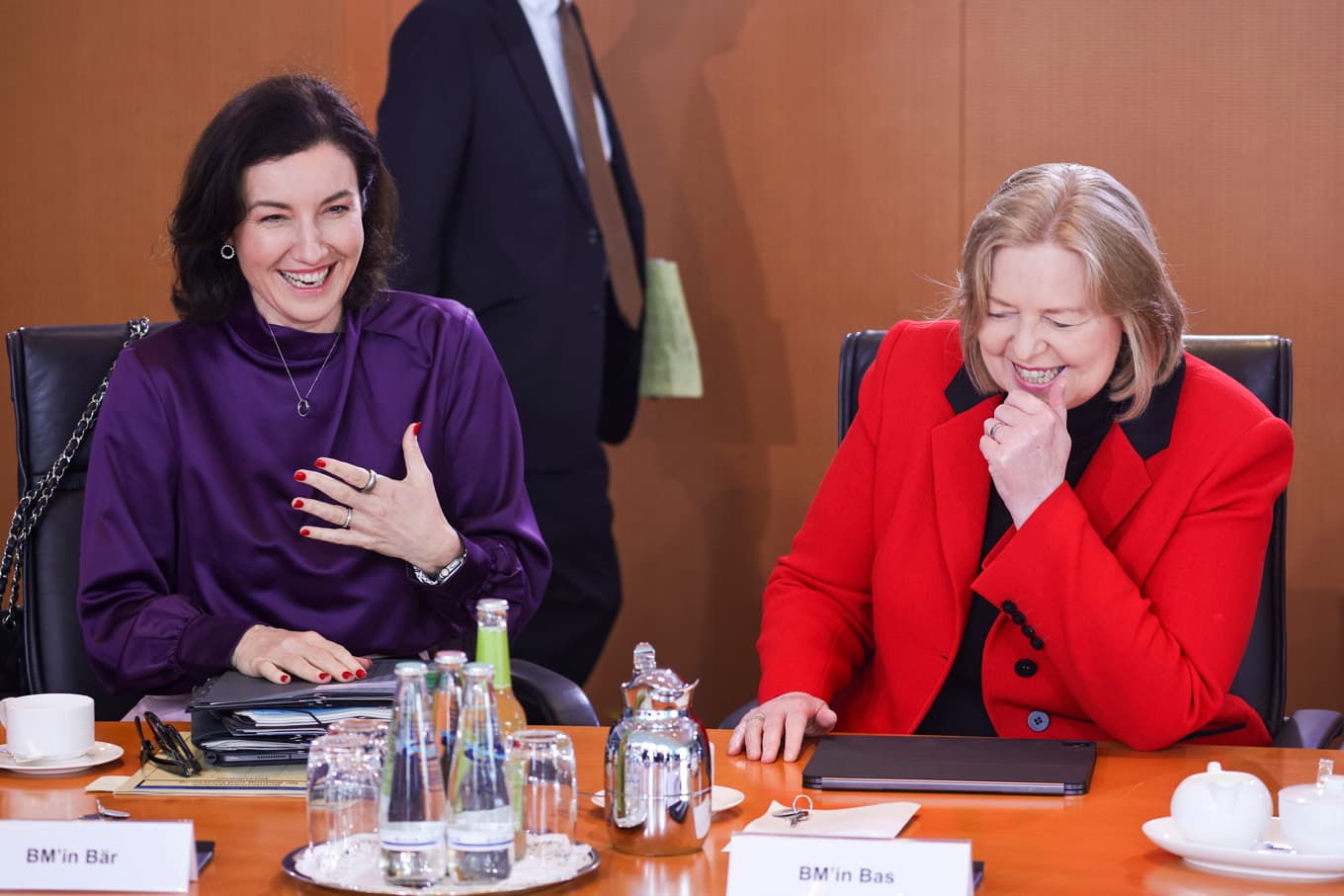 Tysklands forsknings- och teknikminister Dorothee Bär (CSU) (t.v.) och arbetsmarknads- och socialminister Bärbel Bas (SPD) har roligt på jobbet. Foto: Omer Messinger/Getty Images