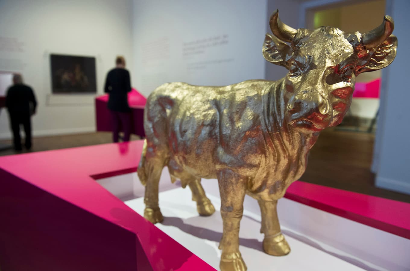 Den nya guden, guldkalven, blev en symbol för folkets längtan efter trygghet. Vindkraften riskerar samma sak, skriver Jan Blomgren. Foto: John Macdougall/AFP via Getty Images