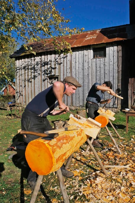 Magnus Jakobsson drivs av nyfikenhet och brinner för det handgjorda. Här undersöker han det näst intill utdöda hantverket att tälja träskor. Foto: Privat