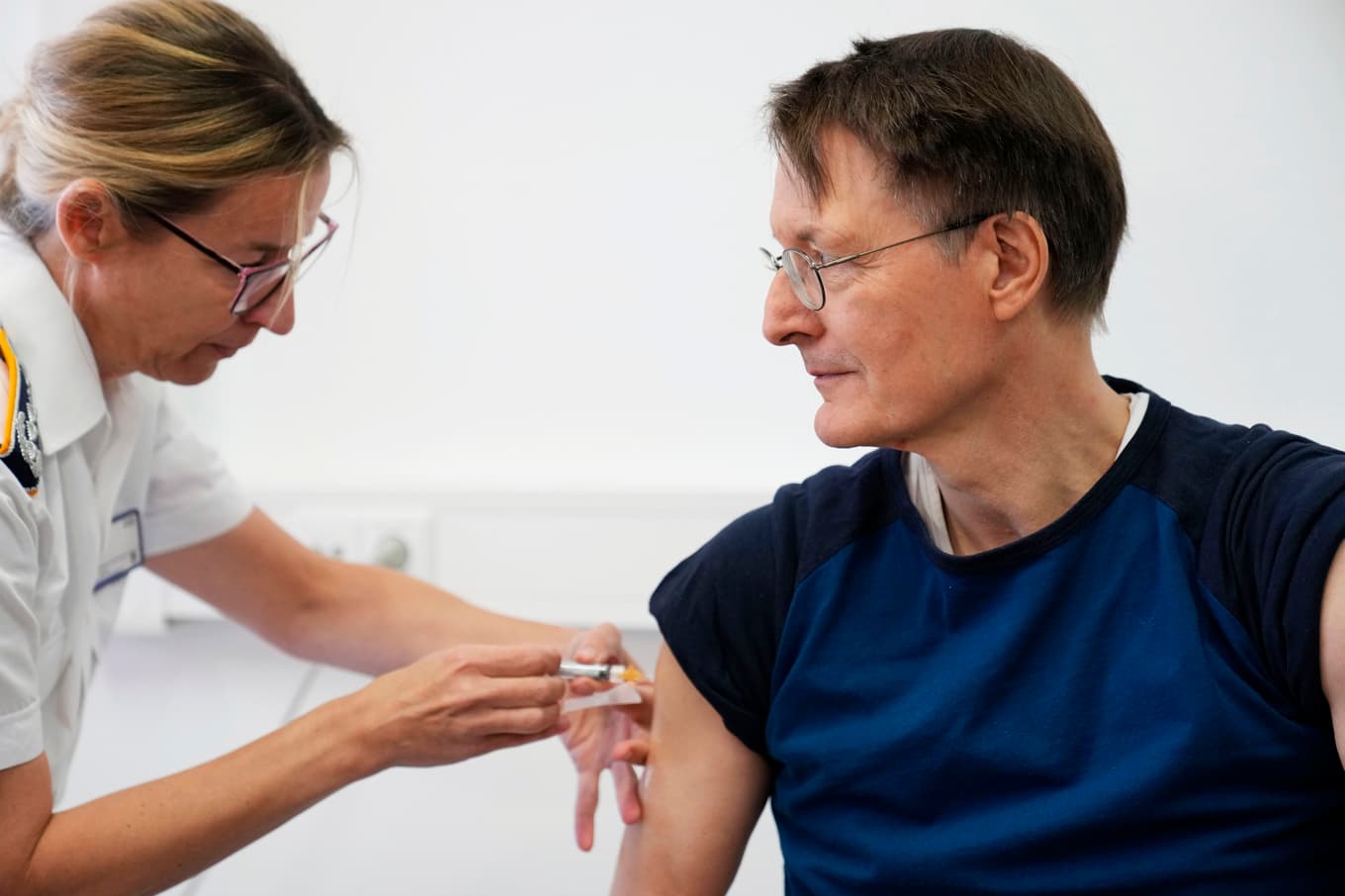 Österåkers kommun norr om Stockholm blir först i landet med att erbjuda gratis vaccin mot bältros för sina äldre invånare. Foto: Ebrahim Noroozi/AP/TT