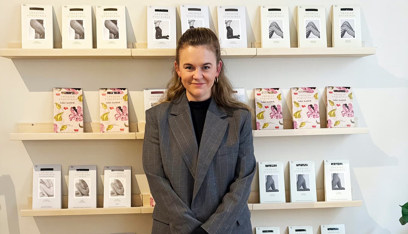 Linn Frisinger på kontoret i Stockholm. Hon har gjort strumpbyxan till en modeaccessoar med fokus på kvalitet, design och hållbarhet. Foto: Karl Beijbom