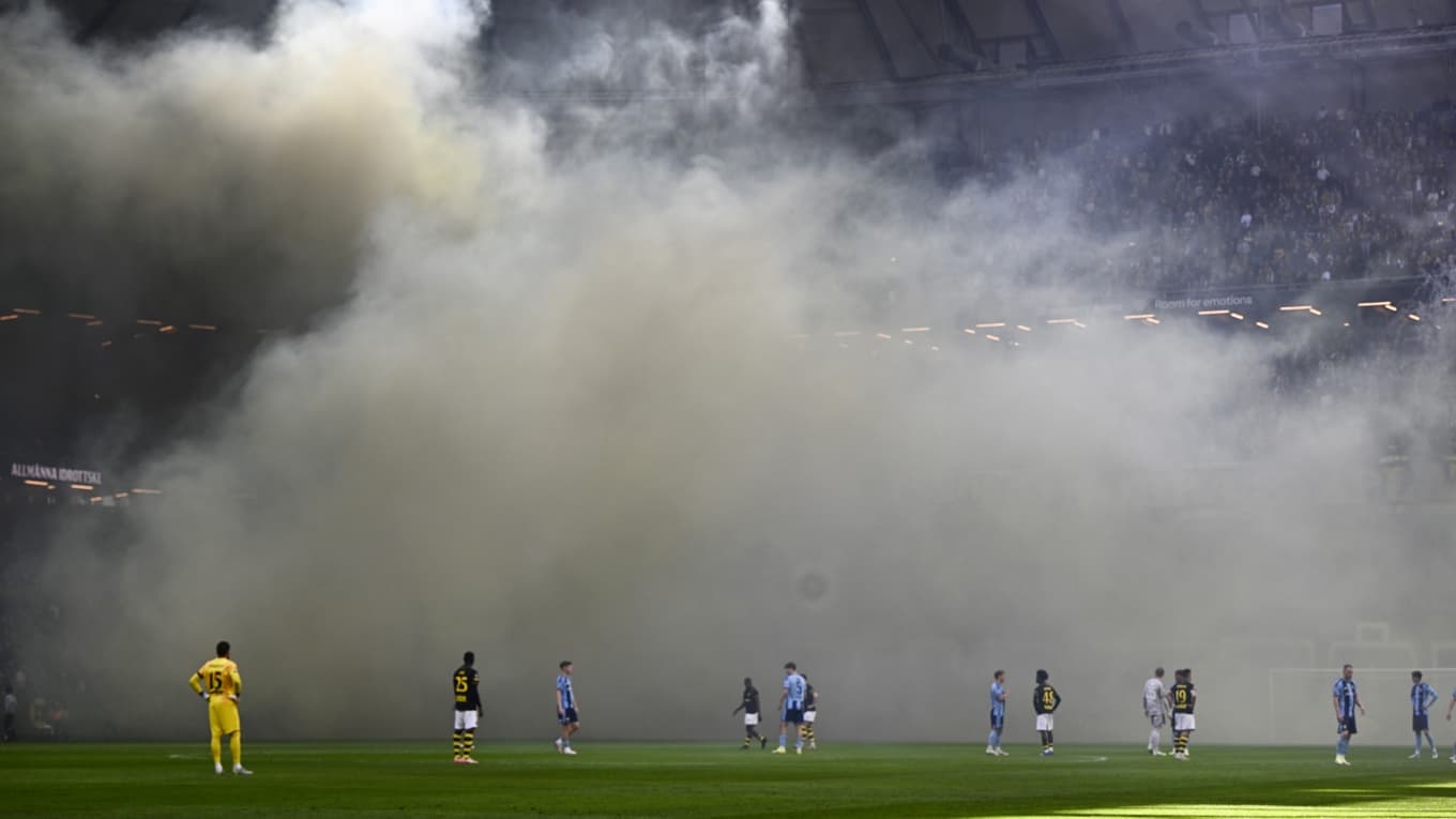 Brandpersonal har lyckats släcka eldhärden på ståplatsläktaren och enligt AIK:s säkerhetschef Henrik Koch skadades ingen person. Foto: Anders Wiklund/TT