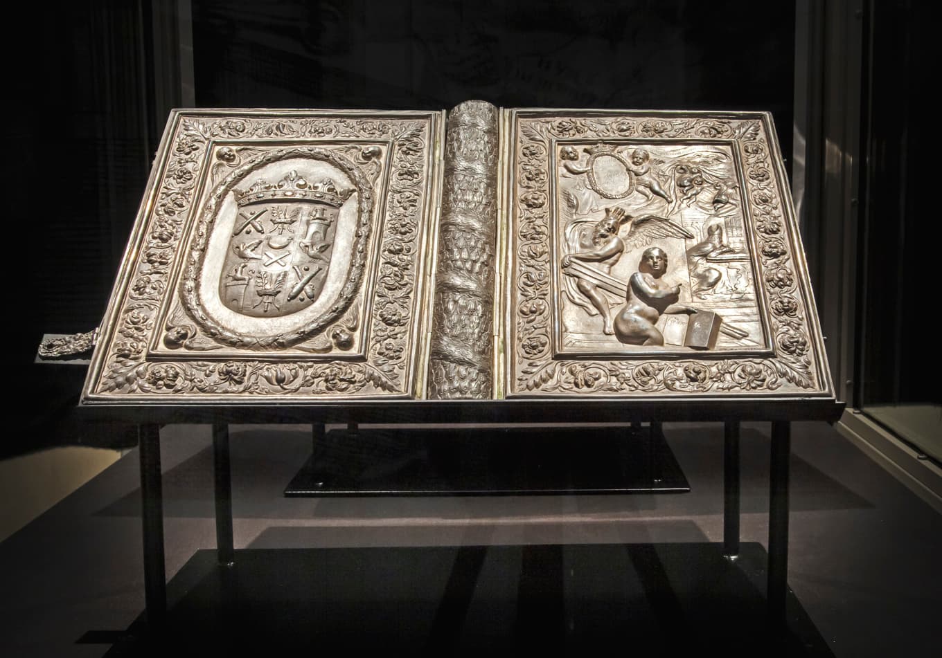 Den silver­pärm som Magnus Gabriel de la Gardie lät tillverka till Silverbibeln efter att han 1662 köpt tillbaka den till Sverige för 400 riksdaler. Hur bibelns ursprungliga pärmar såg ut är inte känt. Foto: Magnus Hjalmarsson/Uppsala universitetsbibliotek