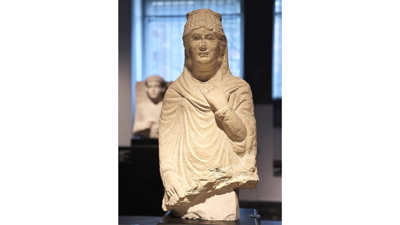 Kvinnofigur från Palmyra, runt år 210–230 e.Kr., utförd i kalksten och tidigare bemålad. Dräkten var målad med ultramarin. Foto: Susanne Willgren Lamm
