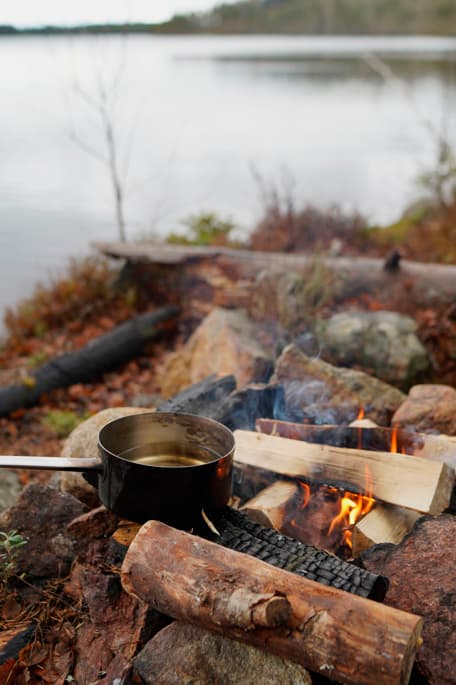 Brasan är tänd och tevattnet på gång i kastrullen vid vindskyddet mellan Vindeln och Hällnäs. Foto: Eva Sagerfors
