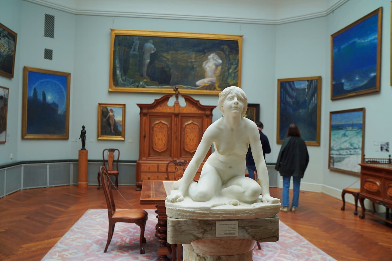 Matsalen rymmer verk av bland andra Anders Zorn, Bruno Liljefors och Gustaf Fjæstad. Skulpturen ”Grodan” är en kopia av Christian Erikssons verk. Foto: Eva Sagerfors