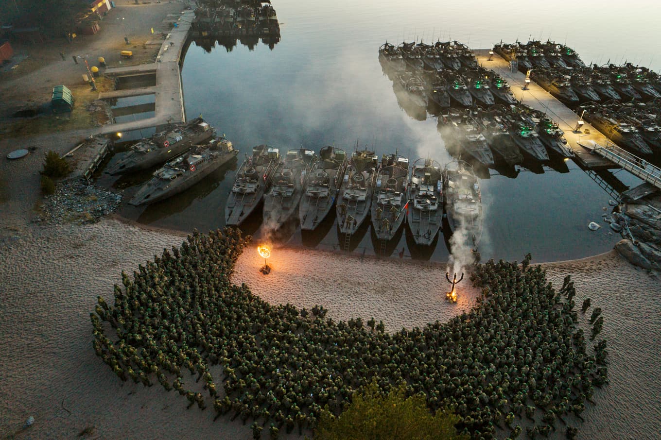 På bilden har Försvarsmaktens amfibiebataljoner klivit i land under övningen Aurora 26. Foto: Försvarsmakten