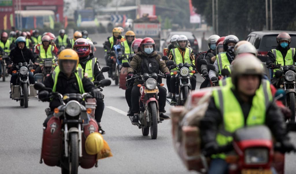 Migrantarbetare i Guangdongprovinsen i Kina åker motorcykel tillsammans till sina hemstäder för en långhelg. Foto: Wang He/Getty Images