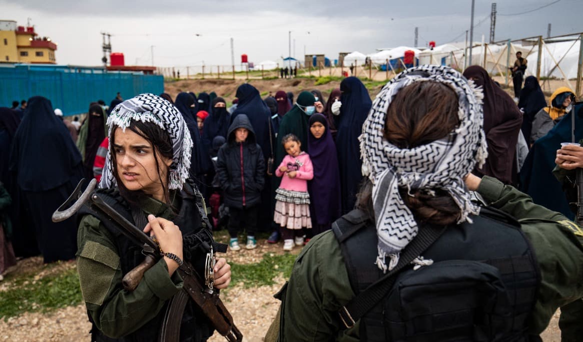 IS-kvinnor vid al-Roj-lägret i Syrien. Bilden är tagen den 5 april 2025. Foto: Delil Souleiman/AFP via Getty Images