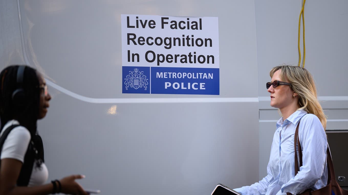 Polisen använder ansiktsigenkänning i realtid vid Oxford Circus i London den 13 maj 2025. Foto: Leon Neal/Getty Images