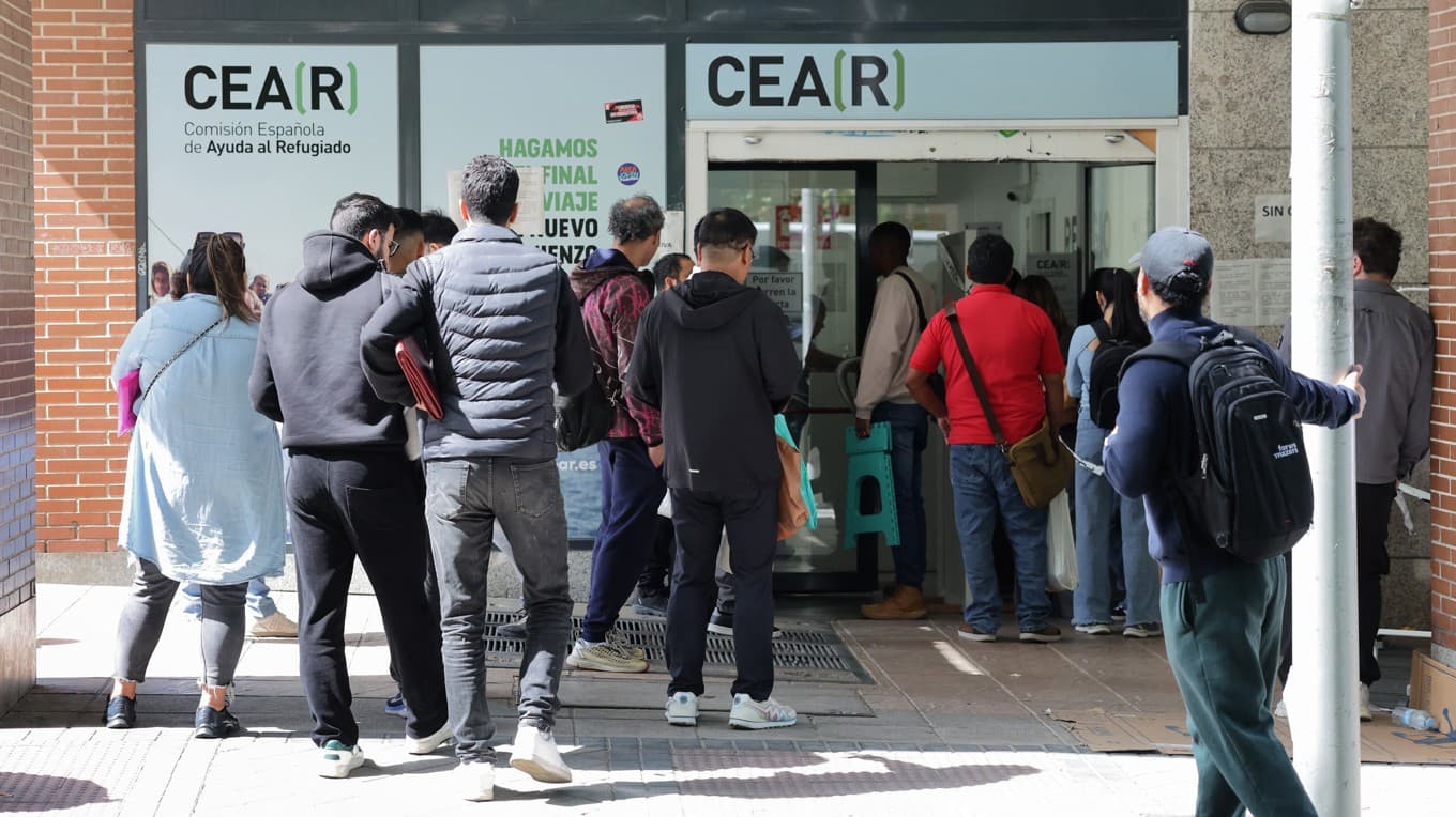 Personer utanför den spanska migrationsmyndigheten Cear. Foto: Thomas Coex/AFP via Getty Images