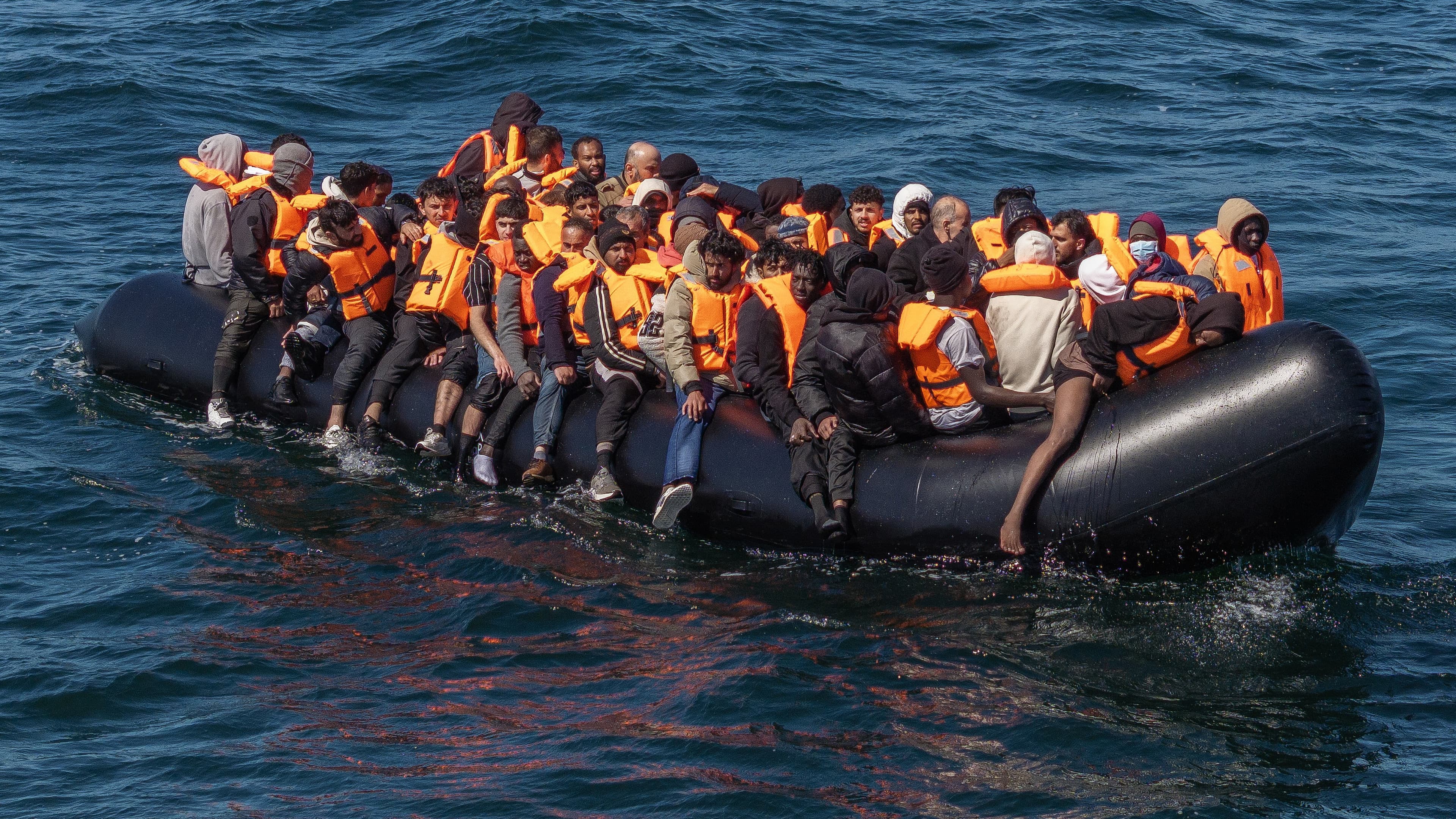 En grupp migranter i Dover i Storbritannien efter att ha korsat Engelska kanalen från norra Frankrike den 27 april. Foto: Dan Kitwood/Getty Images