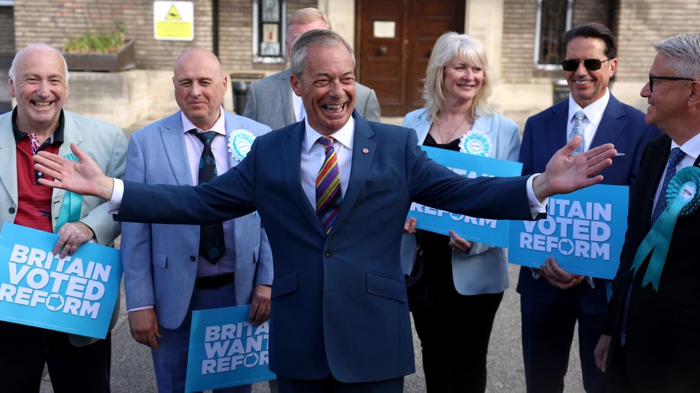 Reform UK:s ledare Nigel Farage reagerar framför partimedlemmar utanför Havering Town Hall dagen efter lokalvalet i östra London den 8 maj. Foto: Toby Shepheard / AFP via Getty Images