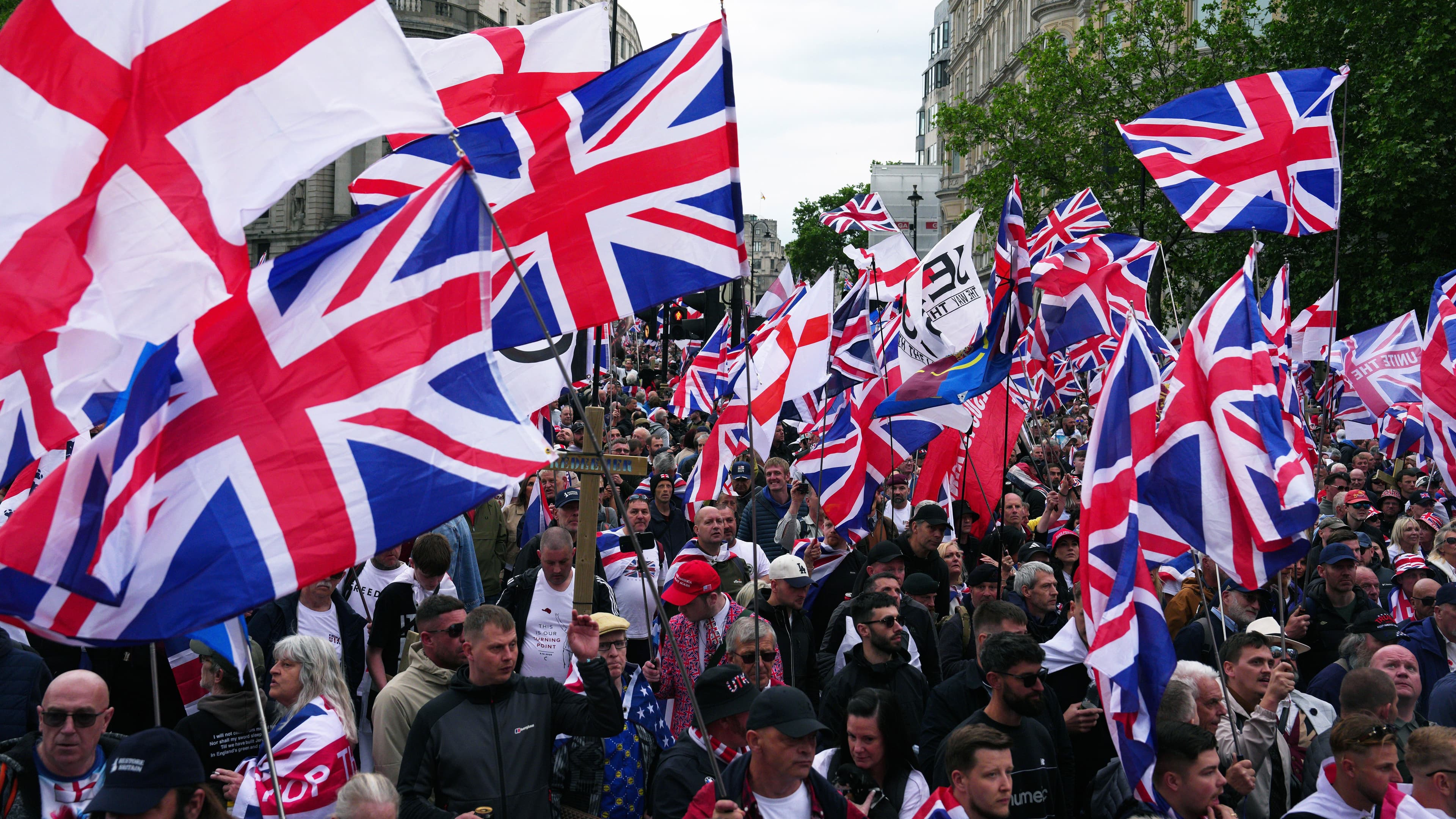 Människor deltar i protestmarschen ”Unite the Kingdom” i London den 16 maj. Foto: Carl Court/Getty Images