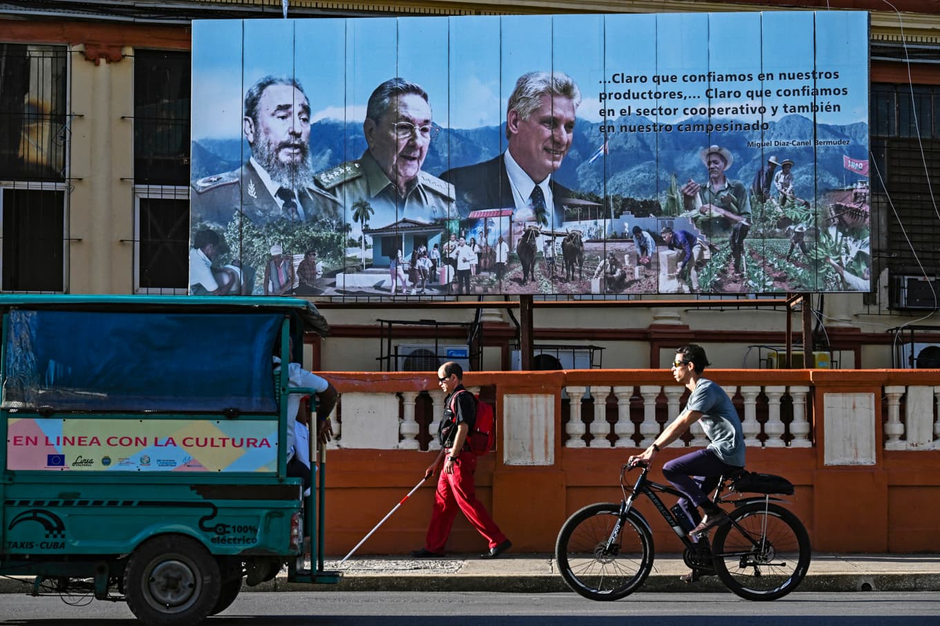 En affisch med (från vänster) Kubas bortgångne ledare Fidel Castro, förre presidenten Raúl Castro och president Miguel Díaz-Canel i Havanna. Foto: Yamil Lage/AFP via Getty Images