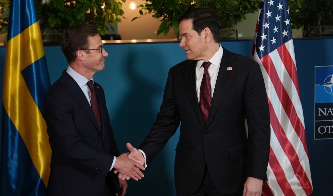 Statsminister Ulf Kristersson och USA:s utrikesminister Marco Rubio under Natomötet. Sverige navigerar i ett allt mer komplext omvärldsläge. Julia Demaree Nikhinson/POOL/AFP via Getty Images