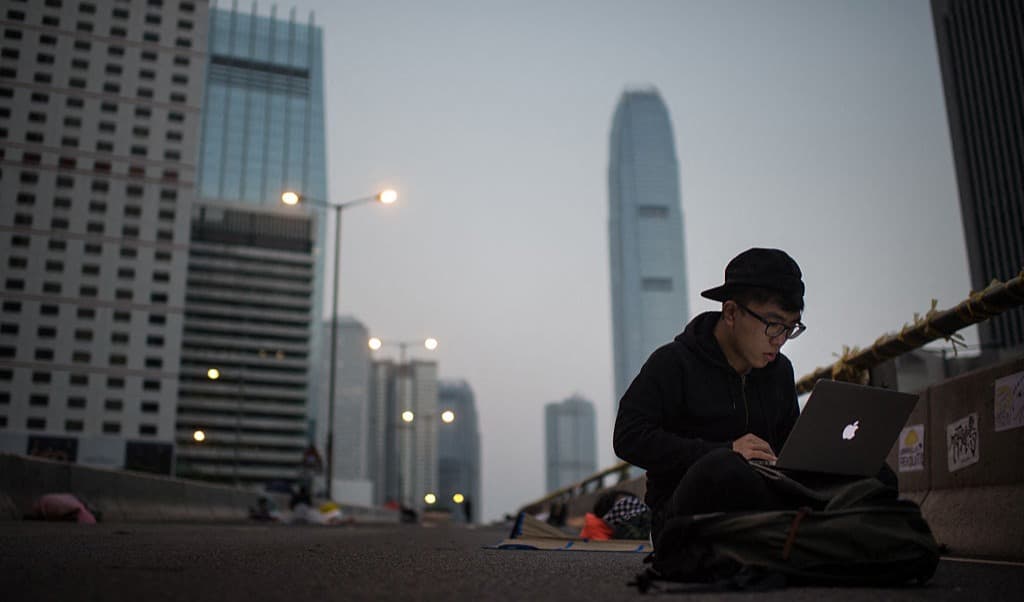 Demokratiaktivist i Hongkong. AI-chatbottar är mer sannolika att ge svar som ligger nära Kinesiska kommunistpartiets narrativ – för att de tränas på så mycket material från statliga medier. Foto:  Ed Jones / AFP via Getty Images
