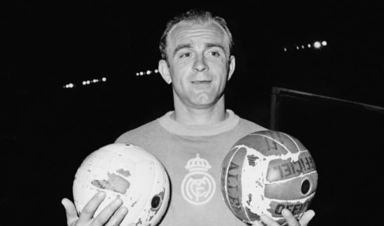En boll hade varit nog för Alfrédo Di Stéfano, men han ville alltid ha mera. Foto: AFP via Getty Images